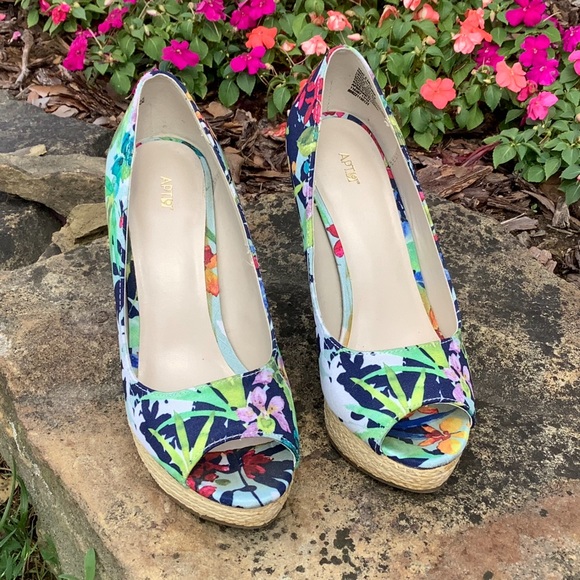 Apt 9 Floral Platform Heels - Size 6 - Picture 6 of 9